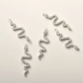 Detail von Schlangenanhängern mit Zirkonia-Besatz für DIY-Schmuckherstellung - Weißgold Große Schlange