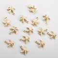 Macro-details van 18k vergulde zeesterbedeltjes voor DIY-sieraden en knutselwerkjes - 7# Dubbele Zeester (Ong. 11.6*9mm)