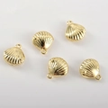 Vue macro détaillée de cinq pendentifs coquillages plaqués or 14k avec relief étoile - Coquillage Plaqué Or 14K (9.7*8.8mm)