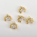 Gros plan de pendentifs crabe plaqués or 14 carats avec des détails étincelants en zircon - Crabe Zirconia Plaqué Or 14K (10.5*11.6mm)