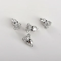 Détail de quatre breloques pieuvre en argent pour bijoux DIY avec un éclat métallique vif - Poulpe K Blanc (10.7x7.2mm)