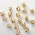 Dettaglio ravvicinato di perline distanziatrici in oro 14k con micro-pavé di zirconi - Stile A Perla a Botte Oro (Circa 5.25x7.2mm Foro 1.95mm)
