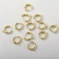 Detalle macro de componentes de pendientes de cuerda trenzada bañados en oro de 14k - Aro Trenzado Oro 14K Con Anillo (Aprox 16*14.6mm)