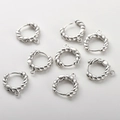 Detalle macro de componentes de pendientes de aro trenzados para joyería artesanal - Aro Trenzado Blanco K Con Anillo (Aprox 16*14.6mm)
