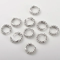 Detalle de pendientes de aro plateados con diseño trenzado y cierre de resorte - Aro Trenzado Blanco K (Aprox 13.8*15.2mm)
