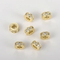 Nahaufnahme von 14k vergoldeten Zylinderperlen mit Zirkonia-Besatz für DIY-Schmuck - 14K Gold Zirkonia Spacer Perle (7.5*3.3mm)