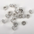 Makroaufnahme von versilbertem Zwischenstopp mit Zirkonia-Pavé für DIY-Schmuckherstellung - Weiß K Zirkonia Spacer Perle (7.5*3.3mm)