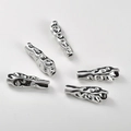 Dettaglio macro di perline distanziatrici lunghe placcate argento con trama martellata - Perla Distanziatrice Lunga K Bianco (Circa 25*9mm Foro 2mm)