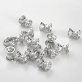 Makroansicht silberner hohler Sanduhr-Abstandshalter mit Vintage-Muster für Schmuck DIY - Schmale Taille Abstandsperle / 8.5x7.7mm / Weiß K
