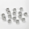 Makroaufnahme von 14k vergoldeten Hohlblumenperlen für DIY-Schmuckherstellung und Ketten - Blumenabstandshalter / 8.6x5.4mm / Weiß K