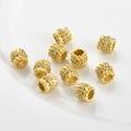 Gros plan de perles d'espacement dorées avec texture en spirale et zircons blancs - Env. 8.3x7.4mm / Perle d'Espacement Épi de Blé Or Mat
