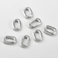 Gedetailleerde macro-opname van 7 zilverkleurige gedraaide ovale sieraadverbindingen - Zilver Stijl C Draadomwikkeld Ovaal (16.5x11mm)