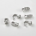Detailopname van verzilverde borgtochten voor DIY parelhangers en kettingaccessoires - K-21 Zilver Pinch Bail Sluiting (12.3x6mm)