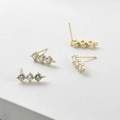 Dettaglio di orecchini a perno placcati oro 14k con tre zirconi e anelli per creazione gioielli - Orecchino a Bottone Lungo in Zircone (H-37) / Oro 14K