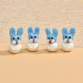 Dettaglio di quattro perline in vetro bicolore a forma di coniglio per gioielli DIY - Coniglio Blu Bianco (13x26mm)