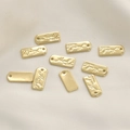 Detail von 14k vergoldeten ovalen Anhängern mit Hand made Gravur für DIY-Schmuck - Goldener Rechteckiger Stil