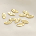 Detailansicht ovaler 14k vergoldeter Anhänger mit Hand Made Gravur für DIY-Schmuckherstellung - Gold Oval Stil