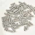 Makroaufnahme der dreischichtigen silbernen Rippel-Abstandshalter für DIY-Schmuck - Kleine Vierschichtige Laternenperle (15# Weiß-K)