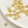 Dettaglio macro di copriperle a forma di fiore dorato per accessori gioielli fai-da-te - Stile A Cappuccio / Circa 5,1 mm / Oro 14K