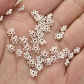 Dettaglio dei distanziali per perline a fiocco di neve argentati per gioielli fai da te - Stile A Cappuccio / Circa 5,1 mm / Argento Spesso