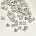 Dettaglio di distanziatori a fiore a quattro petali argentati per gioielli fai da te - Stile B Cappuccio / Circa 6mm / Bianco K/Argento