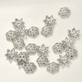 Dettaglio delle coppette per perline a fiore argentate per accessori gioielli fai da te - Stile D Cappuccio / Circa 7mm / Bianco K/Argento