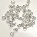Vista dettagliata di distanziatori per perline a fiore in argento per gioielli fai da te - Style E Bead Cap / Circa 7.4mm / Bianco K/Argento