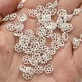 Vista macro di copriperle a fiore traforate argentate per la creazione di gioielli - Style E Bead Cap / Circa 7.4mm / Argento Spesso