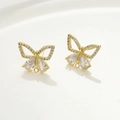 Macro-detail van 18k vergulde vlinder oorknopjes met zirkoon en DIY ophanglusje - Holle Vlinder Goud (16*12.6mm)