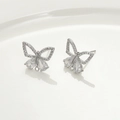 Macro-opname van 18k vergulde vlinder oorbellen met zirkoon en DIY-ophanglusje - Holle Vlinder Zilver (16*12.6mm)