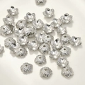 Dettaglio macro di copriperle floreali argentati per creazione gioielli fai da te - Style G Bead Cap / Circa 9 mm / Bianco K/Argento