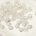 Dettaglio macro di copriperle a fiore argentati per accessori gioielli fai-da-te - Style H Bead Cap / circa 8.5mm / Argento Spesso