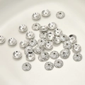 Vista macro di distanziatori a fiore in argento 925 per la creazione di gioielli fai da te - Style I Bead Cap / circa 7,6 mm / Bianco K/Argento