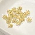 Dettaglio di distanziatori a fiore placcati oro 14k con trama a spirale per gioielli DIY - Style J Bead Cap / Circa 9,5 mm / Oro 14K