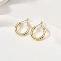 Boucles d'oreilles créoles dorées à l'or 14 carats sur un plateau en céramique blanc - Petit Or (13#)