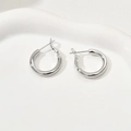 Créoles en argent poli avec fermoir à charnière présentées sur un plateau blanc minimaliste - Petit Argent (14#)