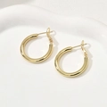 Vue détaillée de boucles d'oreilles créoles épaisses plaquées or 14k avec fini lisse - Grand Or (15#)
