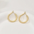 Détail de boucles d'oreilles créoles dorées mat avec fermoir charnière sur support - Grand Or Mat (17#)