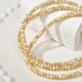 Champagnekleurige schelpkralen voor DIY sieraden met parelmoerglans op wit dienblad - Natuurlijke Abacus Kraal / 3x5mm