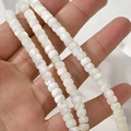 Macro-opname van natuurlijke witte parelmoer kralen van 3x5mm voor DIY-sieraden maken - Witte Vat Kraal / 3,5x6mm