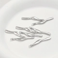Vue macro de pendentifs ondulés en métal argenté pour la création de bijoux DIY - Pendentif Unique Irrégulier Mince (34.2x5.9mm) / Argent