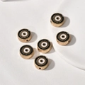 Makroaufnahme flacher runder Evil-Eye-Perlen aus Legierung für DIY-Schmuckherstellung - Rund / 1 Stück (12.3x5mm) / Schwarz