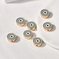 Makroaufnahme von Evil Eye Perlen aus Legierung mit blauem Emaille für DIY-Schmuck - Rund / 1 Stück (12.3x5mm) / Hellblau