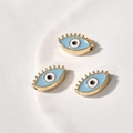 Makroansicht blauer Evil Eye Legierungsperlen mit goldenen Wimpern für DIY-Schmuck - Augenform / 1 Stück (18.4x10.6x4.86mm) / Hellblau
