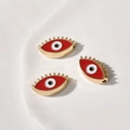 Detaillierte Makroansicht von drei roten Emaille-Bösen-Blick-Perlen mit goldenen Wimpern für DIY - Augenform / 1 Stück (18.4x10.6x4.86mm) / Rot
