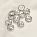 Dettaglio macro di perle piatte argento martellate per la creazione di gioielli fai da te - Grande / Oro bianco