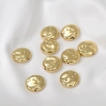 Dettaglio macro di perline a disco martellato placcate oro 14k per la creazione di gioielli - Grande / Placcato Oro 18K