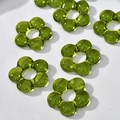 Makro-Detail von grasgrünen, durchscheinenden Glasblumen-Perlen für DIY-Schmuck - Blumen Anhänger Stil(6#) / 1 Stück / Senfgrün