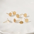 Makroaufnahme der 18k vergoldeten runden Waben-Ohrstecker-Basen für DIY-Schmuck - Kleiner Wabensockel (中-26) / 18K Gold
