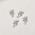 Detailansicht silberner Schleifenanhänger mit quadratischen Zirkoniasteinen für DIY-Schmuck - Silberfarbe Schleife Blume Stil / Ca. 17*11mm